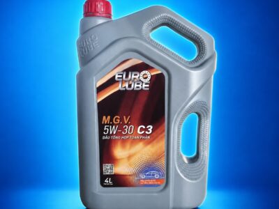 Can dầu động cơ Eurolube M.G.V. 5W-30 C3 4L trên nền xanh